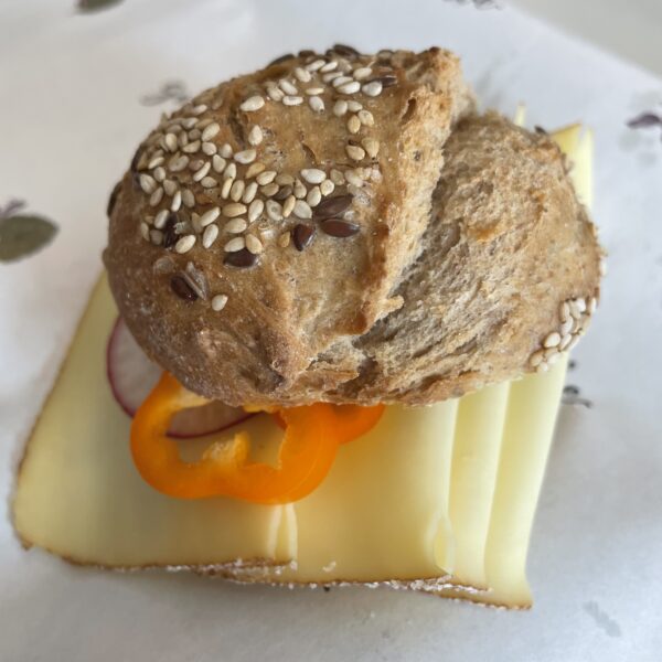 Roggen-Dinkel-Weckerl aus BIO-Mehl mit BIO-Käse & Paprika gefüllt